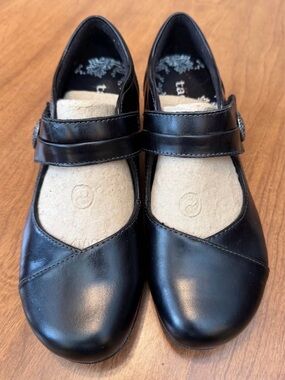 Taos Footwear Black Mary Jane Flats with Beige Insole